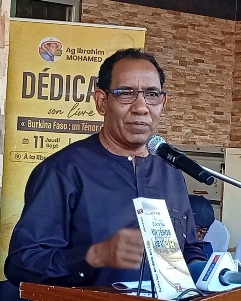 Burkina Faso : Dédicace de l’œuvre intitulée «Burkina Faso: un ténor de l’or» de Ag Ibrahim MOHAMED, ancien Directeur du Fond d’Appui à la Presse Privée.