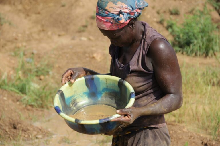 ARTISANAT MINIER : MARGUERITE KANDO, SEPT ANS A CHERCHER DES « PARTICULES» D’OR POUR PRESERVER SA DIGNITE